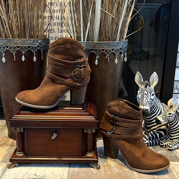 Altar'd State 9 Western highly detailed soft suede stacked 3 1/2" heeled booties - Picture 1 of 12